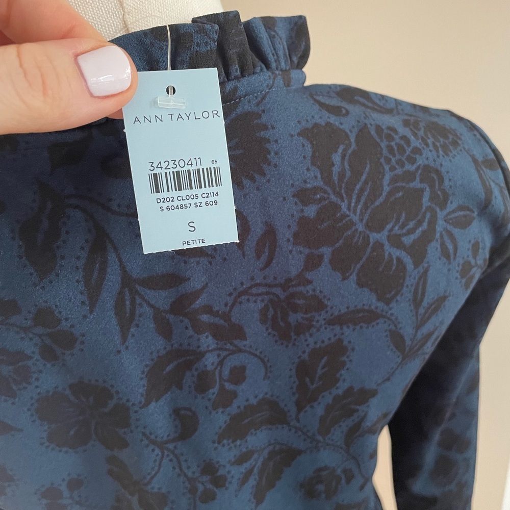 NWT Anne Taylor Floral Ruffle Neck Top in Blue and Black Small Petite - Picture 5 of 6